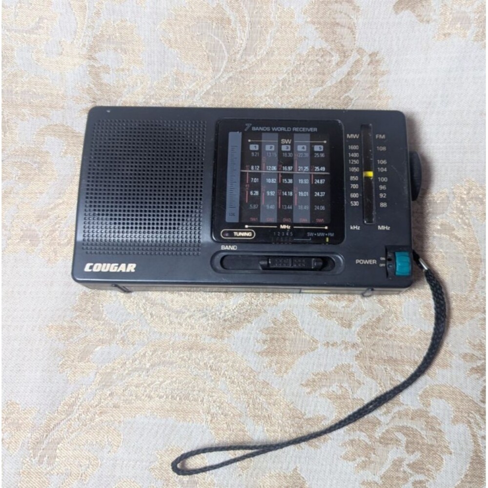 VINTAGE Cougar Portable 10 Band World Receiver Radio H100